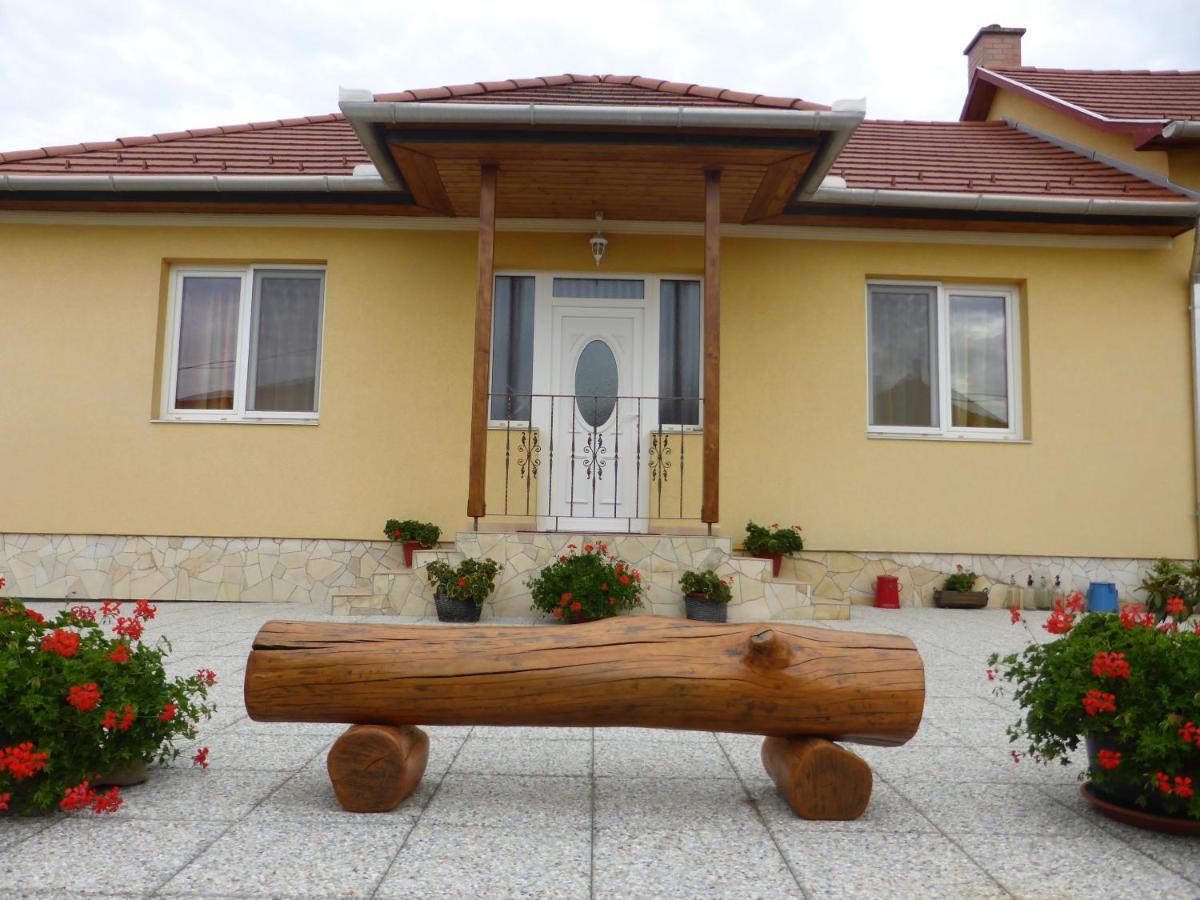 Napfeny Apartman Es Vendeghaz Egerszalok Exterior photo